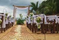 Vases hanged for the aisle