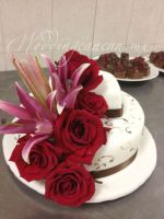 combination of red and pink flowers with white/chocolate cake