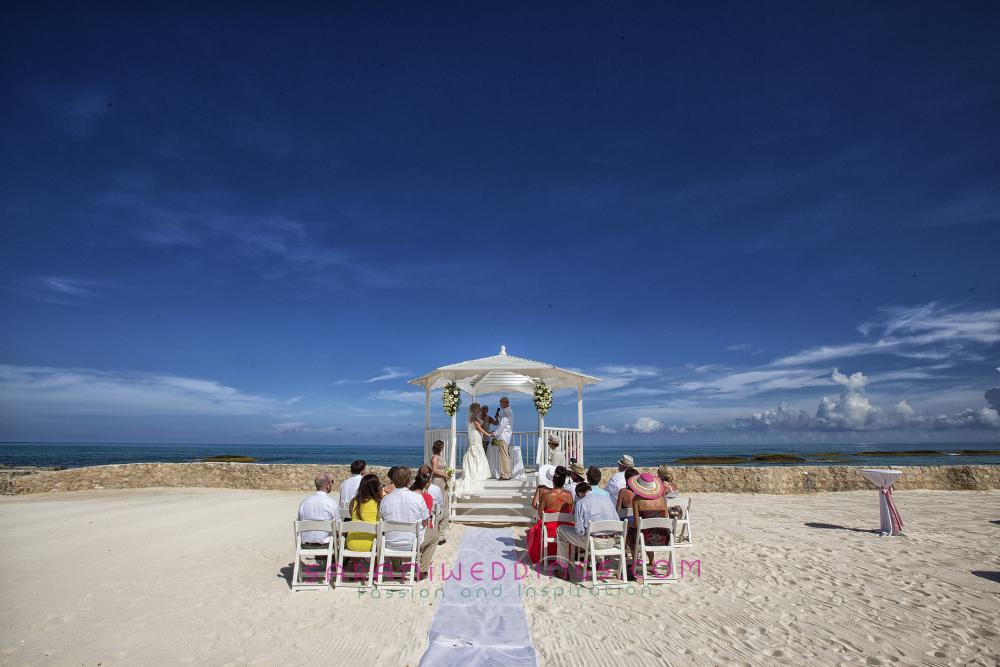 Beach destination wedding at Mayan Riviera, Mexico
Photography by Sarani E.