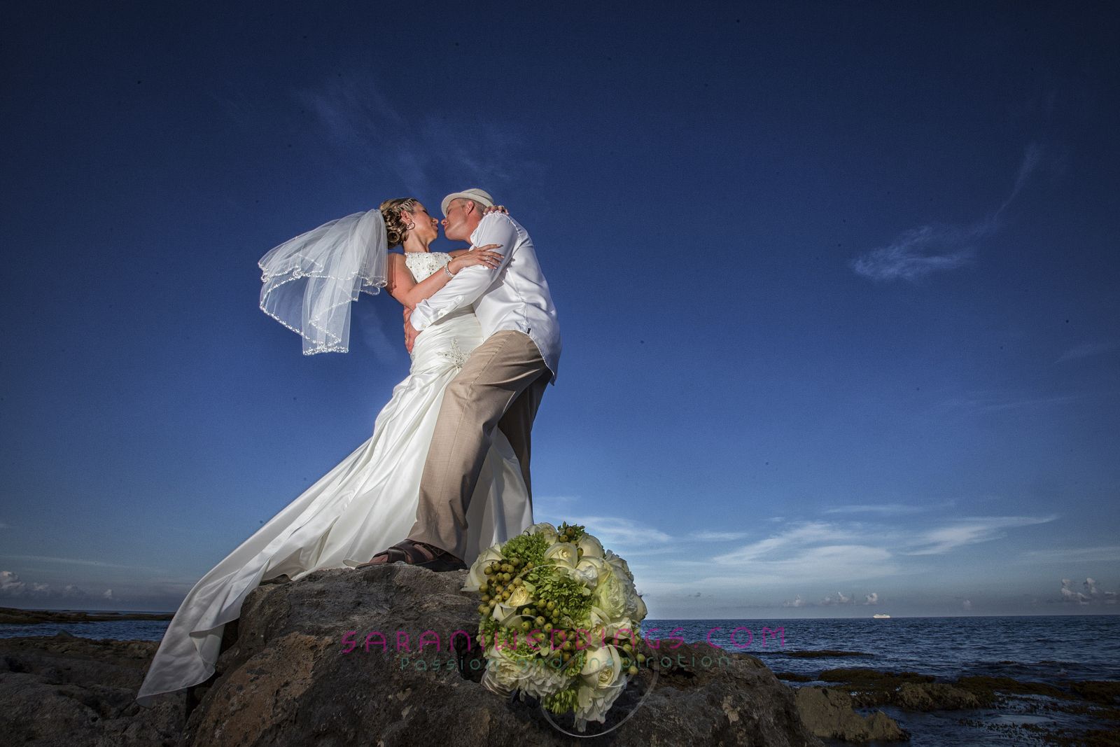 Beach destination wedding at Mayan Riviera, Mexico
Photography by Sarani E.