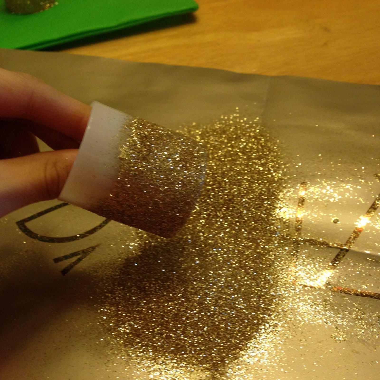 making gold glittered led candles