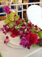 Beautiful combination of green, fucsia and purple flowers. A deluxe cake!
