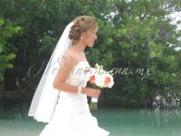 coral roses and ivory roses with white lisianthus bouquet