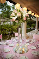 Decorated tables with accents in pink and vanilla white