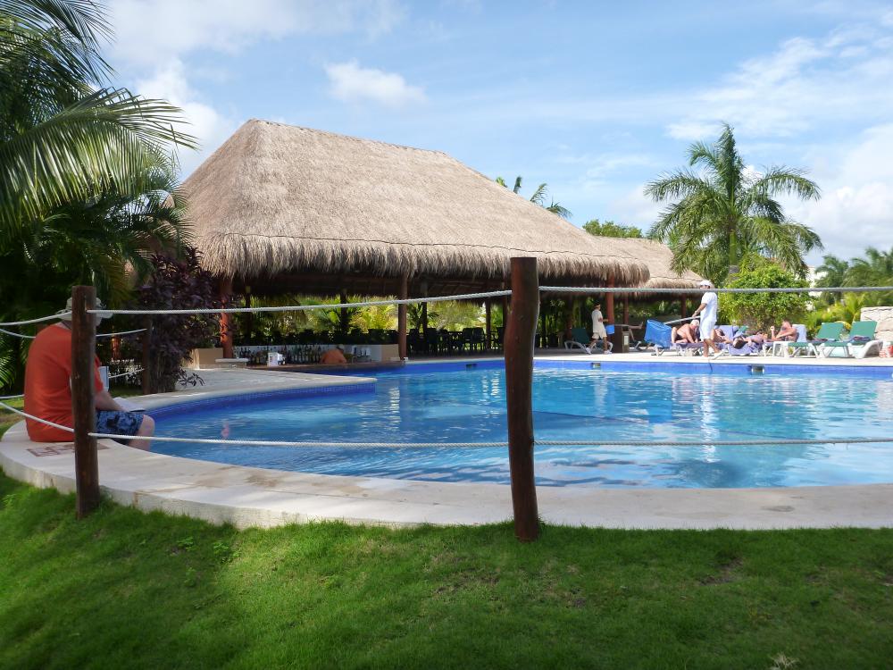 Tucanes Bar and pool