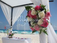 beach wedding flower decor with simple and romantic color palatte.
