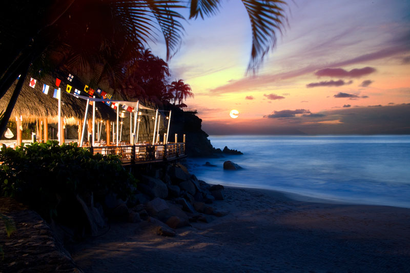 Imagine having your wedding reception right here at Dreams Puerto Vallarta Seaside Grill. 